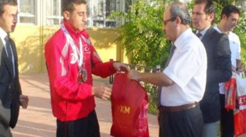 Burhan Erden&rsquo;in Muhai Thai Şampiyonası Başarısına &Ouml;d&uuml;l