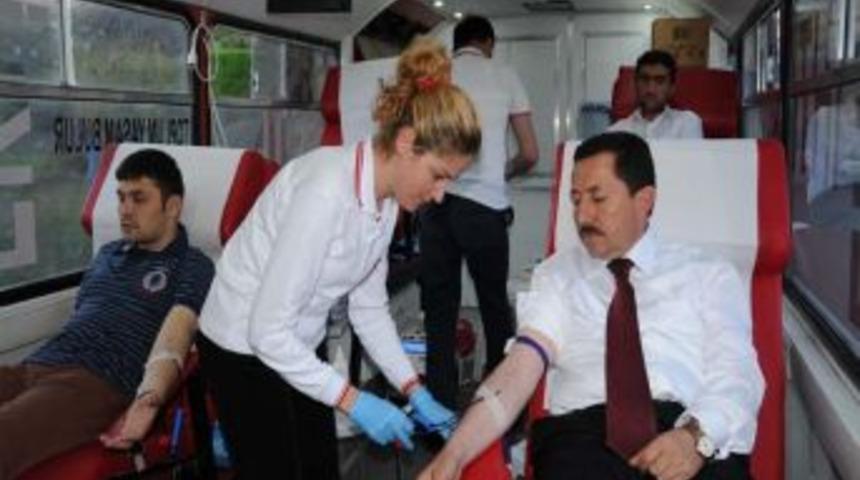 Vali Balkanlıoğlu, Kan Bağışında Bulundu