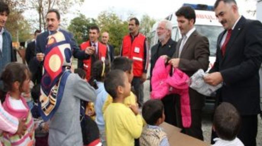 Afgan M&uuml;ltecilere Giyim Yardımı