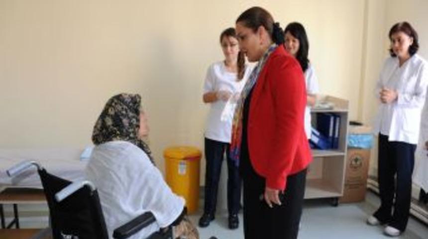 Şehit Annesine Rekt&ouml;r Attar Sahip &Ccedil;ıktı