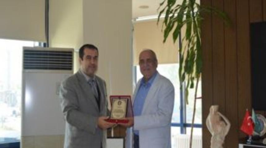 Başkan Ko&ccedil;&rsquo;a Plaket