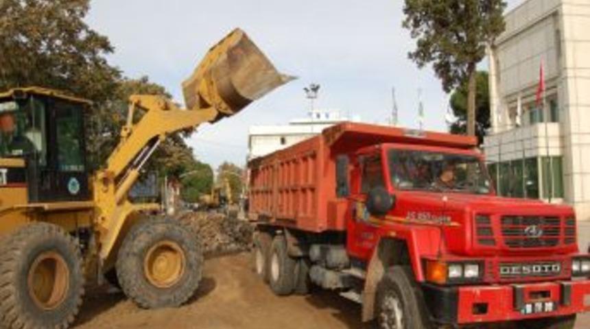 G&ouml;nen'deki Atat&uuml;rk Caddesi Yenileniyor