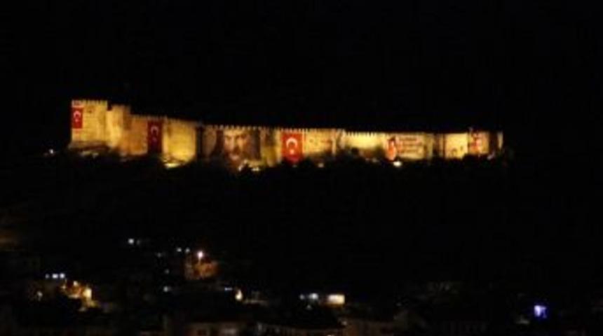 Sel&ccedil;uk Belediyesi Sel&ccedil;uk Kalesi'ni Aydınlattı