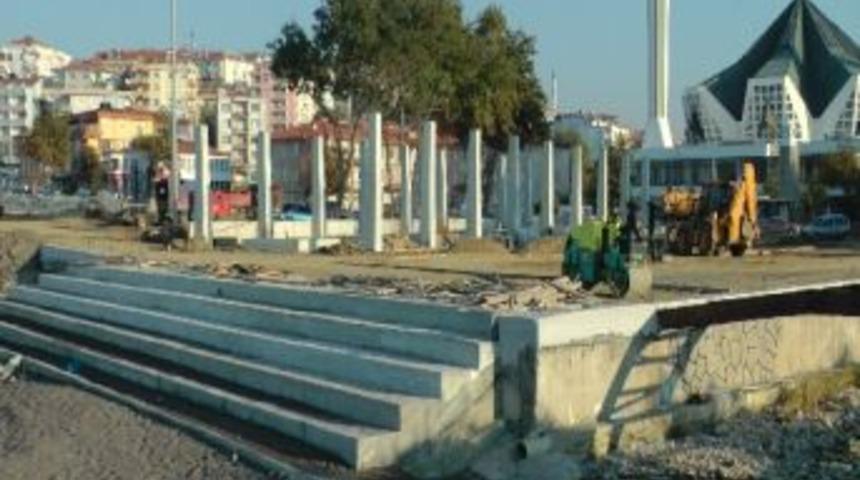 Ak&ccedil;akoca'da Sahil D&uuml;zenlemesi &Ccedil;alışmaları Hızlandı