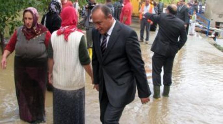 Vali Kızılcık, Su Baskınlarının Yaşandığı Araklı'da Incelemelerde Bulundu