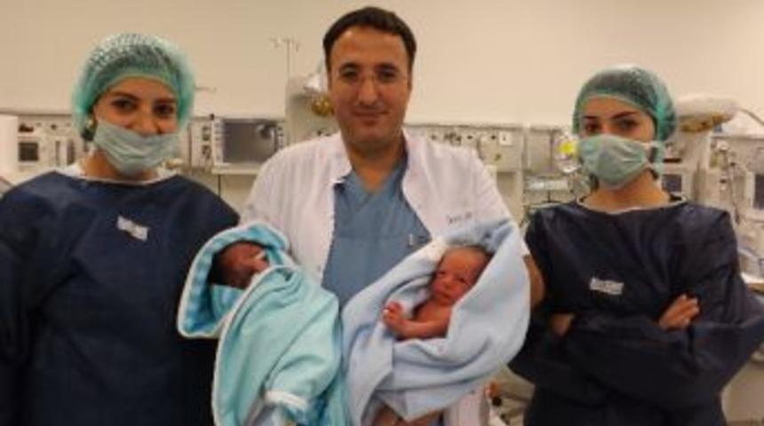 Aynı G&uuml;n 3 Ayrı İkiz D&uuml;nyaya Geldi