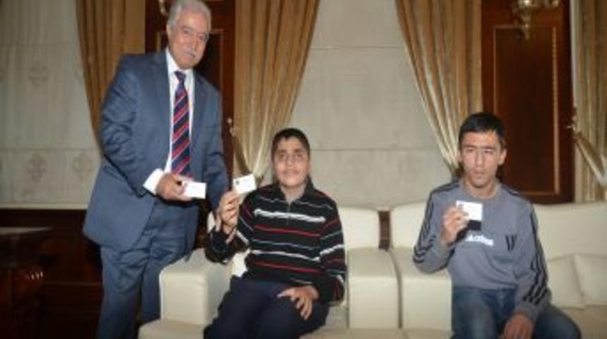 Belediye Başkanı Engelliler I&ccedil;in Braille Alfabesiyle Kartvizit Bastırdı