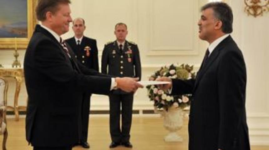 Letonya B&uuml;y&uuml;kel&ccedil;isi, Cumhurbaşkanı G&uuml;l'e G&uuml;ven Mektubu Sundu