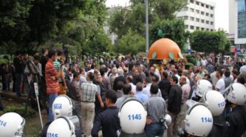 AK Parti'ye Siyah &Ccedil;elenk Bırakmak Isteyen Gruba Polis Izin Vermedi