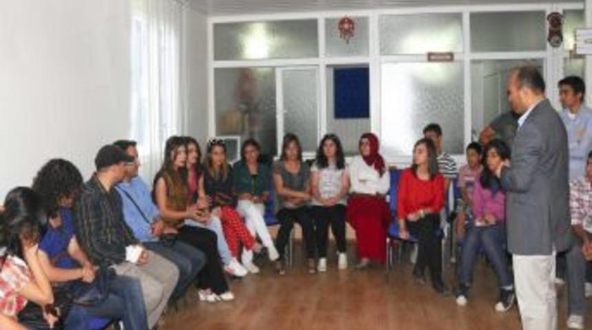 Gen&ccedil;lik Hizmetleri İl M&uuml;d&uuml;r&uuml; Demir, Gen&ccedil;leri Dinledi