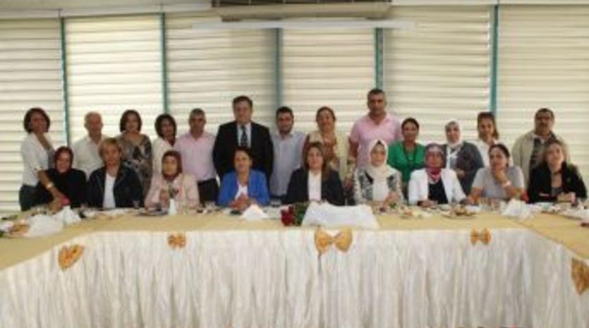 Ak Partili kadınlar gazetecilerle