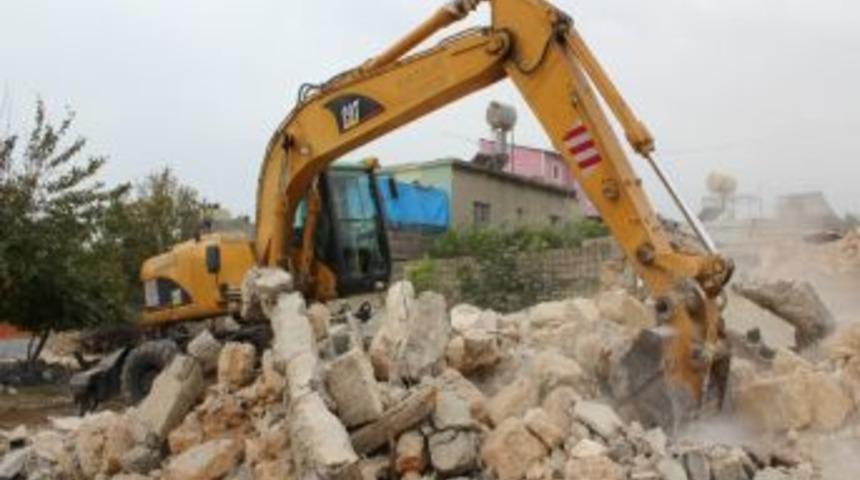 Toroslar&rsquo;da Metruk Binaların Yıkımı S&uuml;r&uuml;yor