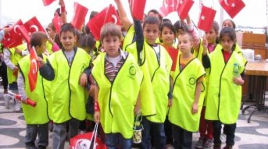 Urla Rotary Kul&uuml;pten &Ccedil;ocuklara Bayram Hediyesi