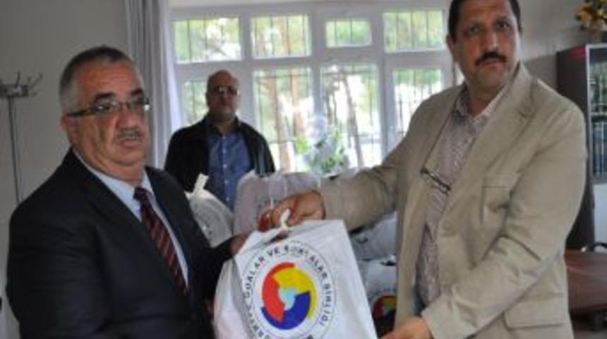 Demirci'de Yoksul &Ouml;ğrencilere Kışlık Kıyafet Yardımı