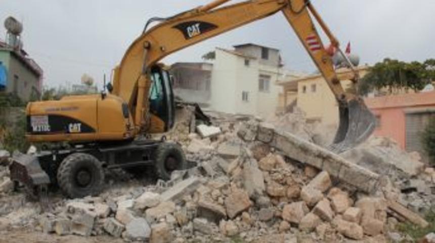 Toroslarda Metruk Binalar Yıkılıyor