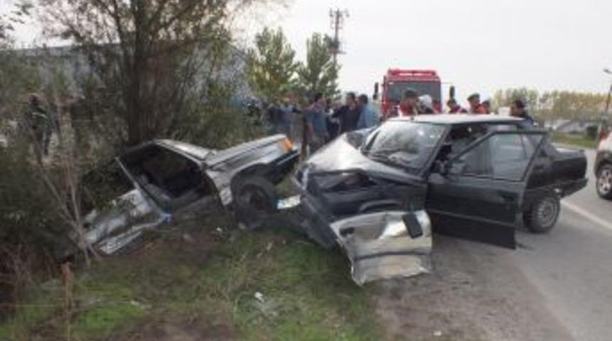 İki Otomobil &Ccedil;arpıştı: 6 Yaralı