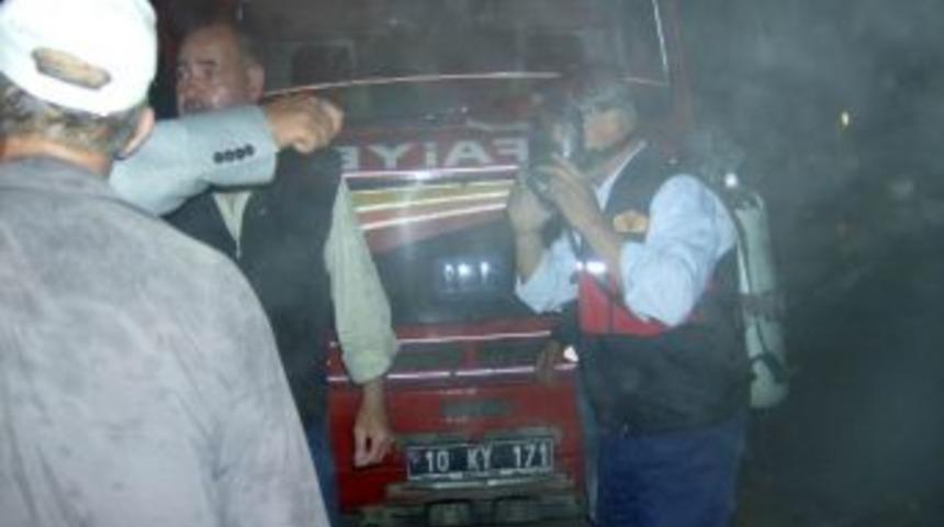 Edremit'te İtfaiyeciler Yangına Kazma İle Kapıyı Kırarak M&uuml;dahale Ettiler