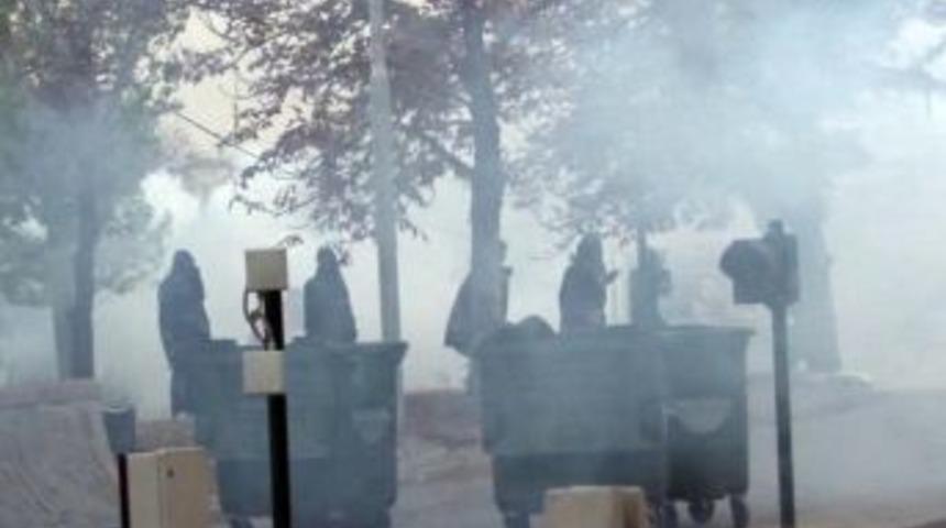 Eylemciler, ODT&Uuml;'n&uuml;n G&uuml;venlik Kul&uuml;belerini Ateşe Verdi