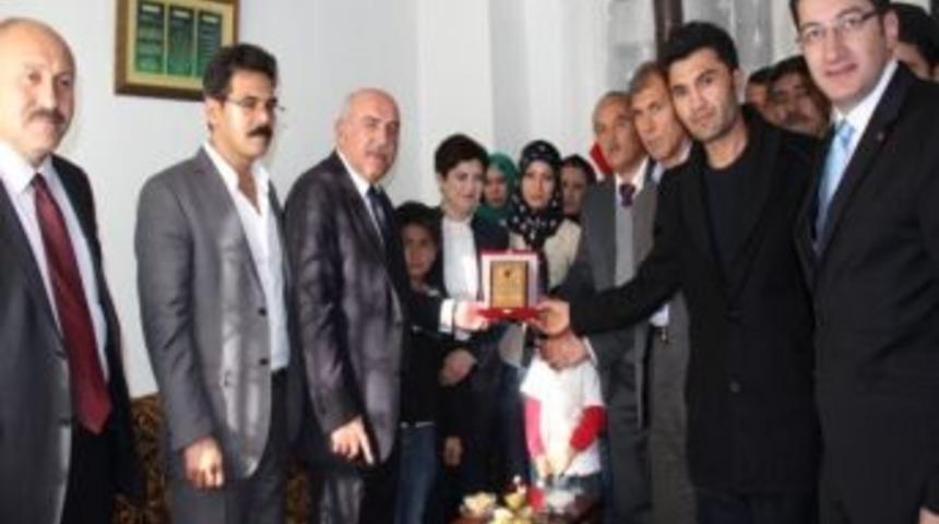Afganlı Aileden Vali Ve Belediye Başkanına Plaket
