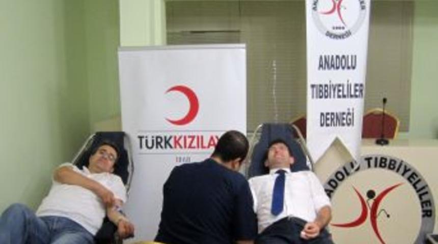ANATIPDER &Uuml;yeleri, Kızılay'a Kan Bağışında Bulundu