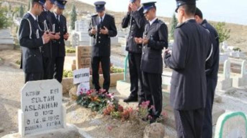 &Ouml;ğrenciler, Neşet Ertaş&rsquo;ı Mezarı Başında Ziyaret Etti