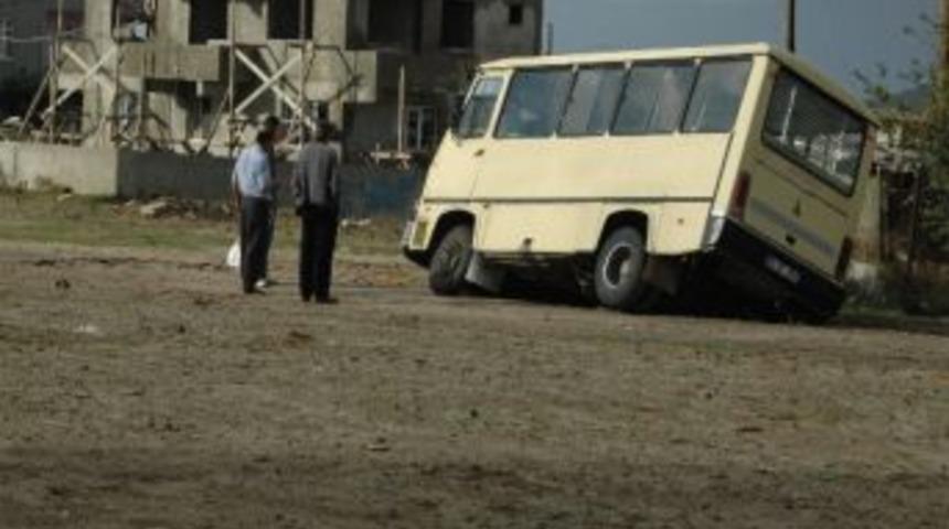 Yol &Ccedil;&ouml;kt&uuml; Minib&uuml;s Yan Yattı