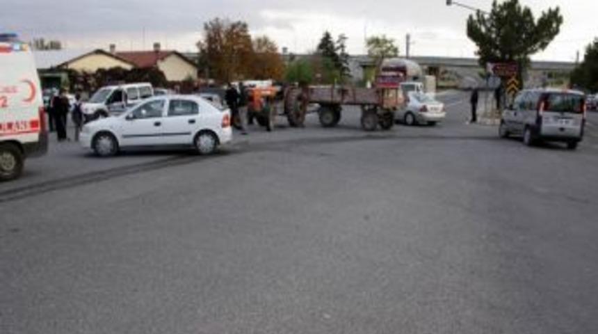 Eskişehir'de Trakt&ouml;rle Otomobil &Ccedil;arpıştı: 3 Yaralı