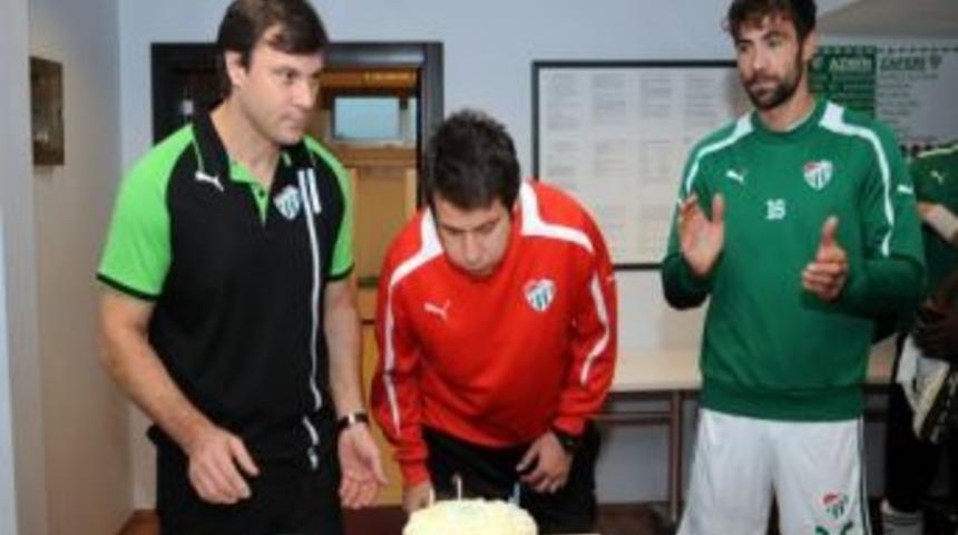 Bursaspor'da &Ouml;zhan Pulat&rsquo;a S&uuml;rpriz Doğum G&uuml;n&uuml;