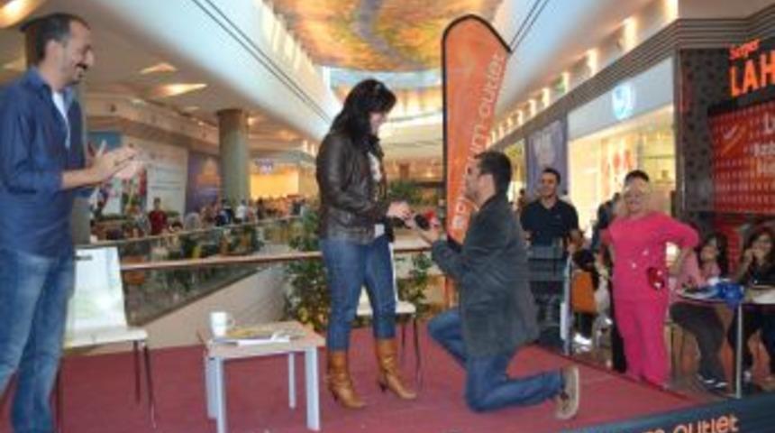 Tiyatro sahnesinde evlenme teklifi