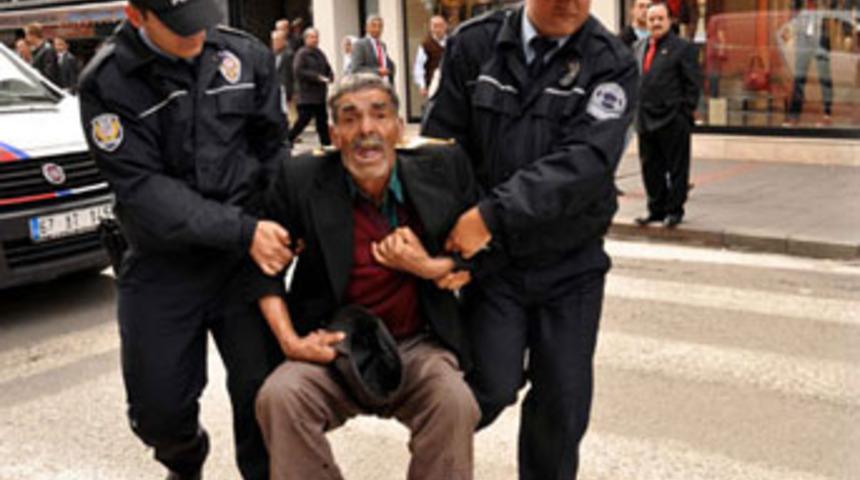 Para vermeyenlere hakaret eden dilenci