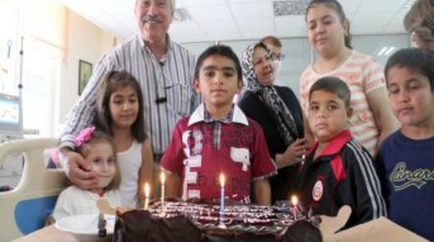 72'lik B&ouml;brekle Hayata Tutunan 7 Yaşındaki Esad'a Kutlama