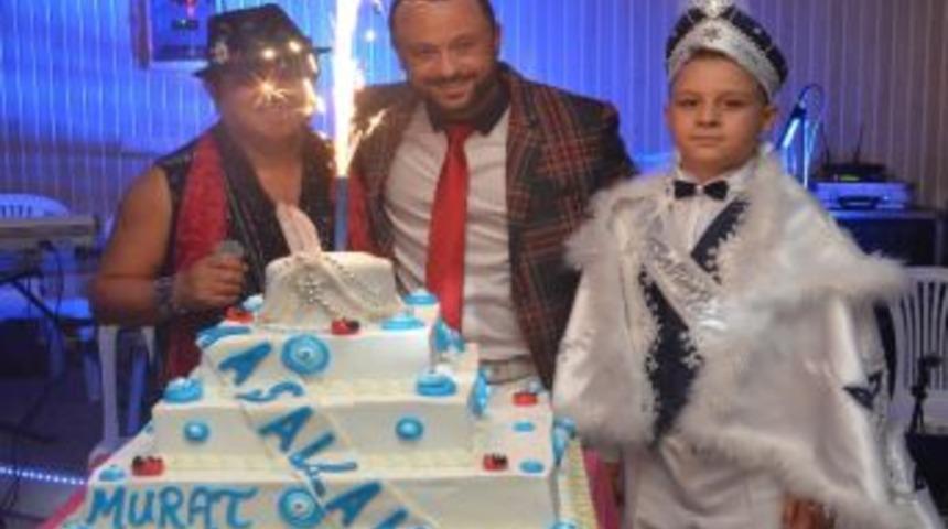 S&uuml;nnet D&uuml;ğ&uuml;n&uuml;nde &Ccedil;uvalla Dolar D&ouml;k&uuml;ld&uuml;