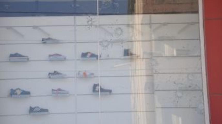 Y&uuml;ksekova'da Bazı İş Yerlerine Kurşun İsabet Etti