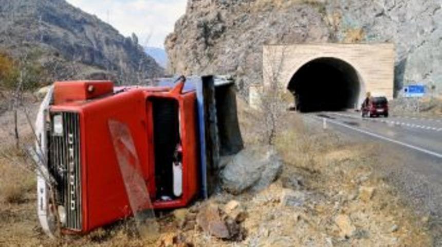 G&uuml;m&uuml;şhane&rsquo;de Yağmur Kaza Getirdi: 1 Yaralı