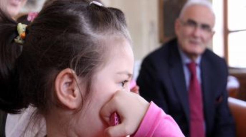 Belediye Başkanı Yılmaz'ın K&uuml;&ccedil;&uuml;k B&uuml;şra'yı Ikna &Ccedil;abası
