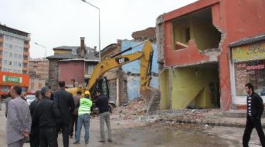 Belediye Başkanı Korkut, İş Makinesini Kendi Kullanarak Yıkımı Ger&ccedil;ekleştirdi