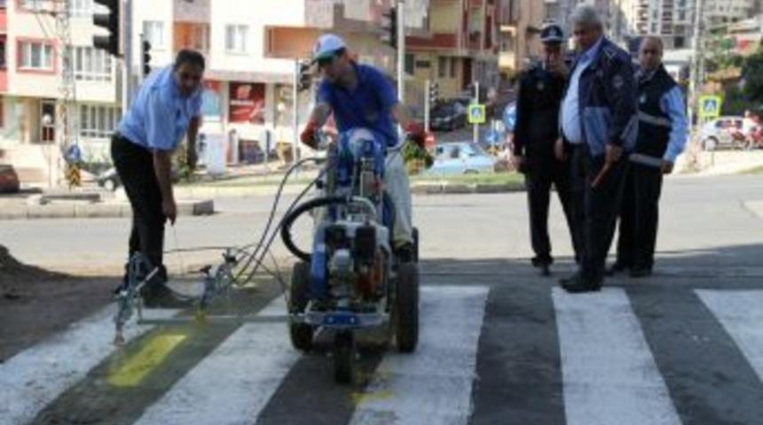 İlkadım Belediyesi, Yeni Yol &Ccedil;izgi Makinesini Ara&ccedil; Parkına Kazandırdı