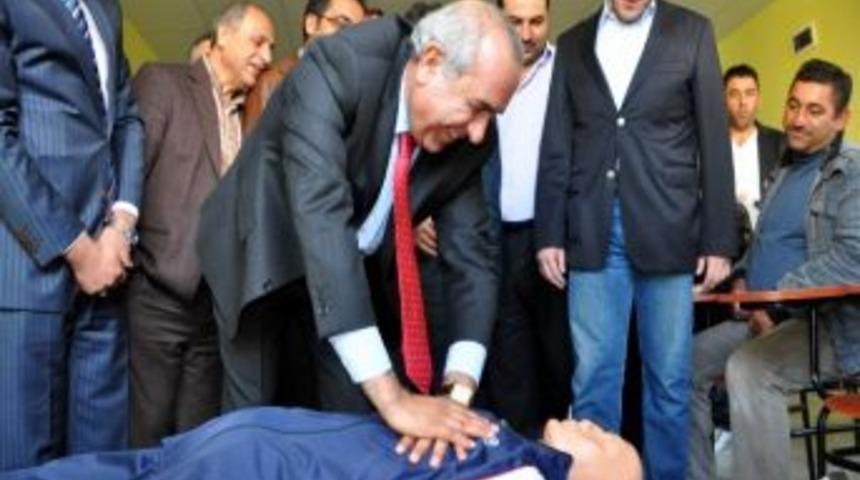 Belediye Başkanı Cansız Mankene Kalp Masajı Yaptı