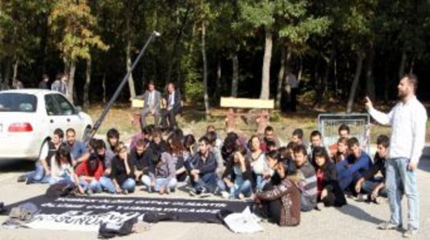 &Ouml;ğrencilerden Oturma Eylemi