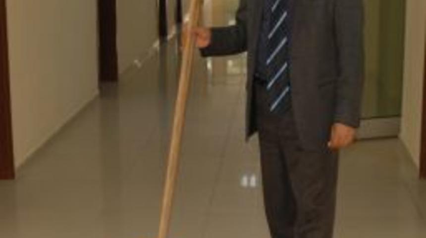 Hizmetli Olarak Girdiği &Uuml;niversitede &Ouml;ğrenci İşleri Şefi Oldu