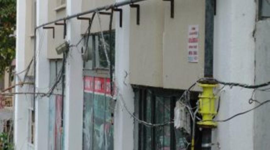 Ak&ccedil;akoca'da Sarkan Telefon Kabloları Esnafı Kızdırdı