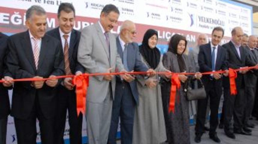 Eğitim G&ouml;n&uuml;ll&uuml;s&uuml;, Yaptırdığı Okulun A&ccedil;ılışında G&ouml;zyaşlarını Tutamadı