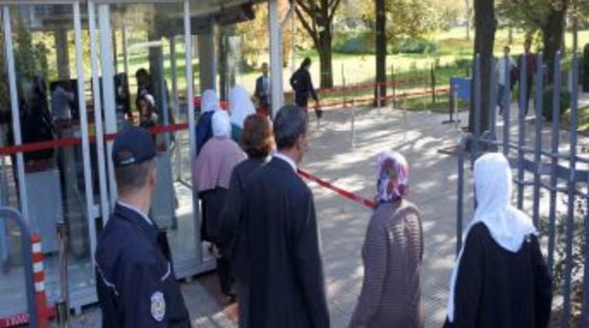 A&ccedil;lık Grevindeki Tutukluların Yakınları, CHP'li Tanrıkulu Ile G&ouml;r&uuml;şt&uuml;