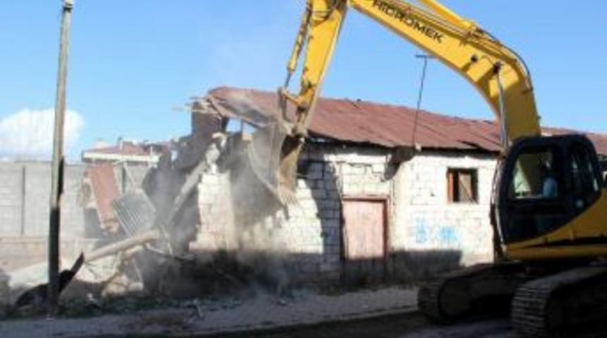 &Ccedil;irkin G&ouml;r&uuml;nt&uuml; Oluşturan Yapılar Yıkılıyor