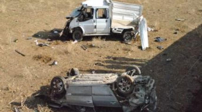 Tatvan'da Kamyonet Otomobille &Ccedil;arpıştı: 9 Yaralı