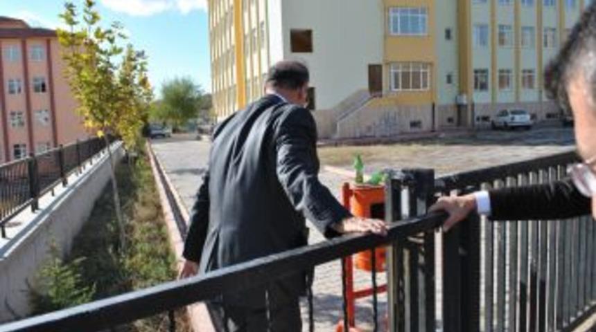 Vali Kolat, Okul Kapısı &Uuml;zerinden Atlayarak I&ccedil;eri Girdi