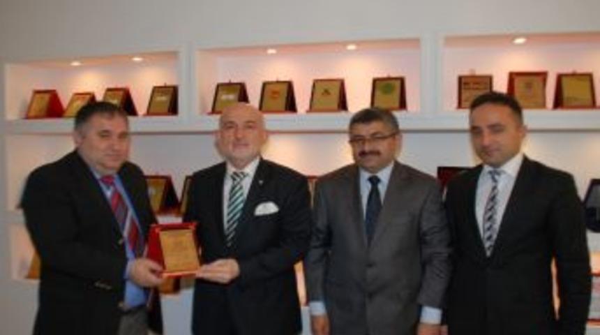 Başkan Kefeli&rsquo;ye Eğitime Katkı Plaketi