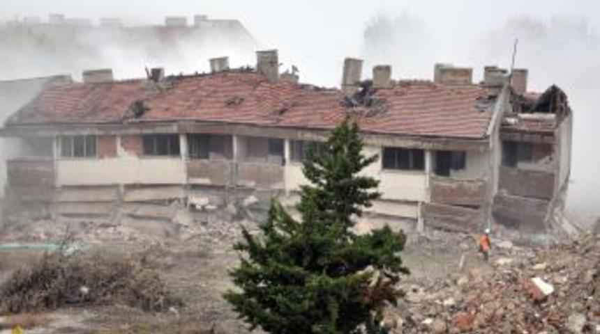 Kapıkule&rsquo;de 2 Bina Dinamitle Saniyeler I&ccedil;erisinde Yıkıldı