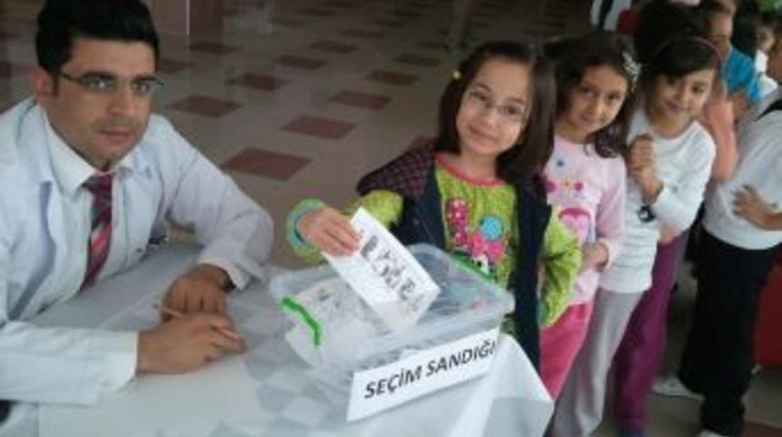 Uzun Se&ccedil;im S&uuml;reci Sonrasında Lara Koleji &Ouml;ğrencileri Başkanını Se&ccedil;ti