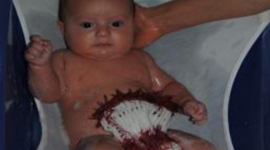 Bebekleri Mevsim Şartlarına G&ouml;re Banyo Yaptırın Uyarısı